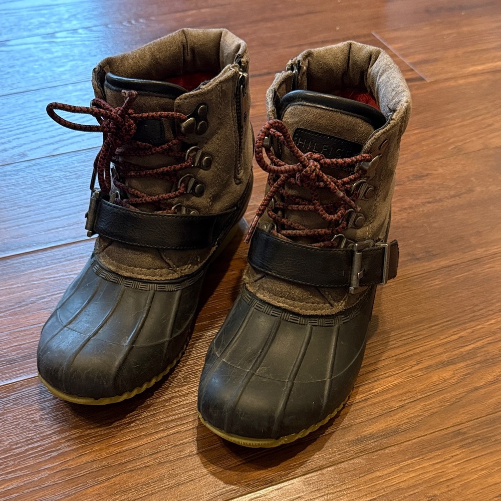 Tommy Hilfiger Brown/Gray and Black Waterproof Ankle Winter Boots with Red Laces